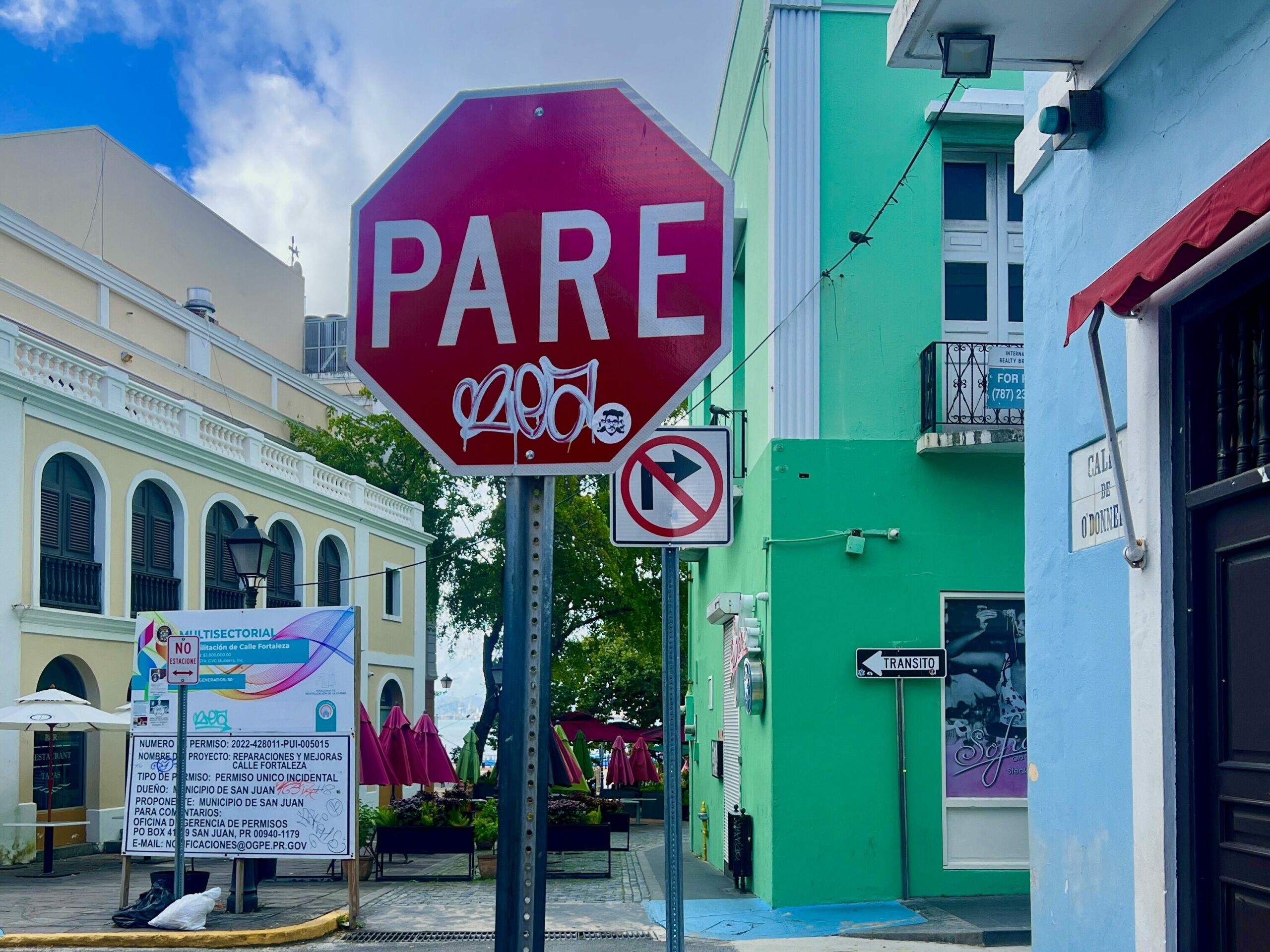 A stop sign in Puerto Rico  in Spanish 