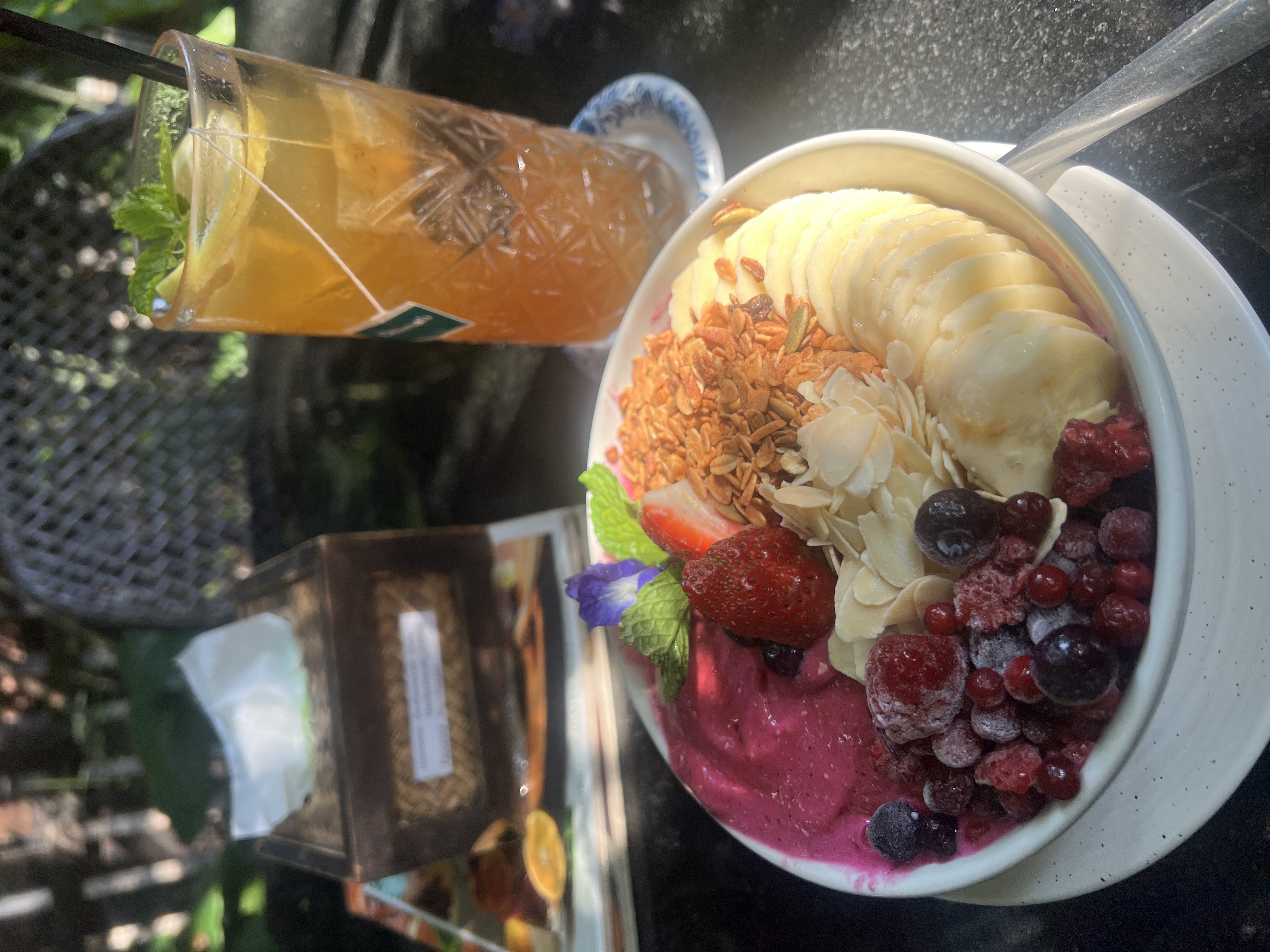 Smoothie Bowl and Iced Tea 